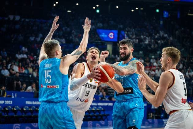 Basketball Okinawa 03.09.2023 FIBA Basketball World Cup 2023 Weltmeisterschaft der Männer Runde 2 Deutschland (GER) - Slowenien (SLO) Moritz Wagner (Deutschland, No.13) ZIGA DIMEC (Slowenien, No.27) GREGOR HROVAT (Slowenien, No.15)