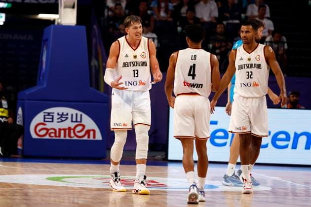 03.09.2023, FIBA Basketball Worldcup, Okinawa (Japan), Deutschland - Slowenien, Spieltag 5, Gruppe K. Moritz Wagner (GER, No13) und Maodo Lo (GER, No4) diskutieren miteinander Okinawa Okinawa Arena Okinawa Japan