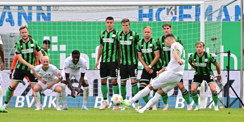 Sport Bilder des Tages 19.08.2023 - Fussball - Saison 2023 2024 - 2. Fussball - Bundesliga - 05. Spieltag: SpVgg Greuther Fürth ( Kleeblatt ) - Hannover 96 H96 HSV - Sportfoto Zink MeZi - xmexzix - DFL regulations prohibit any use of photographs as image sequences and or quasi-video - only for editorial use - Freistoß Branimir Hrgota (10. SpVgg Greuther Fürth ) *** 19 08 2023 football season 2023 2024 2 football Bundesliga 05 matchday SpVgg Greuther Fürth Kleeblatt Hannover 96 H96 HSV Sportfoto Zink MeZi xmexzix DFL regulations prohibit any use of photographs as image sequences and or quasi video only for editorial use free kick Branimir Hrgota 10 SpVgg Greuther Fürth