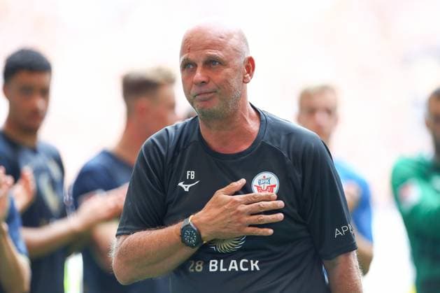 Sport Bilder des Tages 03.09.2023, xtgx, Fussball 2. Bundesliga, Hamburger SV - FC Hansa Rostock emspor, v.l. Rostock verabschiedet Frank Bartel (DFL DFB REGULATIONS PROHIBIT ANY USE OF PHOTOGRAPHS as IMAGE SEQUENCES and or QUASI-VIDEO) Hamburg *** 03 09 2023, xtgx, football 2 Bundesliga, Hamburger SV FC Hansa Rostock emspor, v l Rostock passes Frank Bartel DFL DFB REGULATIONS PROHIBIT ANY USE OF PHOTOGRAPHS as IMAGE SEQUENCES and or QUASI VIDEO Hamburg