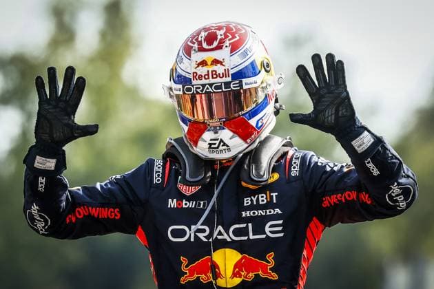 MONZA - Max Verstappen celebrates his win after the Italian Grand Prix at the Autodromo Nazionale Monza circuit on September 3, 2023 in Monza, Italy. With his tenth victory, he is the official record holder for most consecutive victories. ANP SEM VAN DER WAL Race 2023 2024 xVIxANPxSportx xxANPxIVx 477149053 originalFilename: 477149053.jpg