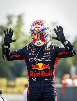 MONZA - Max Verstappen celebrates his win after the Italian Grand Prix at the Autodromo Nazionale Monza circuit on September 3, 2023 in Monza, Italy. With his tenth victory, he is the official record holder for most consecutive victories. ANP SEM VAN DER WAL Race 2023 2024 xVIxANPxSportx xxANPxIVx 477149279 originalFilename: 477149279.jpg