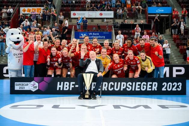 Bietigheim, Deutschland 02. September 2023: HBF - Supercup - SG BBM Bietigheim - HSG Bensheim Siegerfoto, Gruppenbild, SG BBM Bietigheim mit Mäzen Eberhard Bezner Ludwigsburg MHP Arena Baden-Württemberg Deutschland