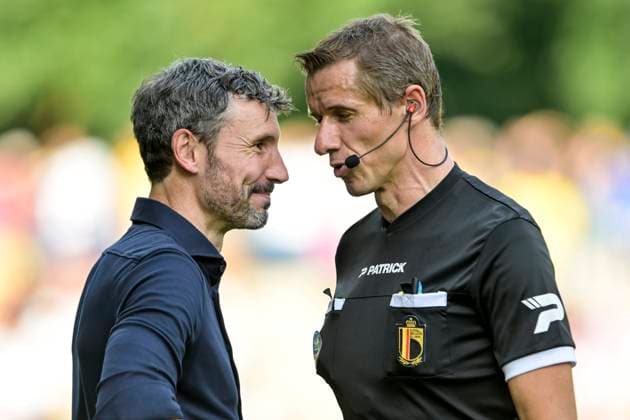 Sport Bilder des Tages Union St-Gilloise v Antwerp FC - Jupiler Pro League BRUSSELS, BELGIUM - SEPTEMBER 03 : Van Bommel Mark head coach of Antwerp FC and referee Boterberg Jan during the Jupiler Pro League match between Union St-Gilloise and Antwerp FC on September 3, 2023 in Brussels, BELGIUM, 03 09 2023 Brussels BELGIUM  Copyright: xSesx
