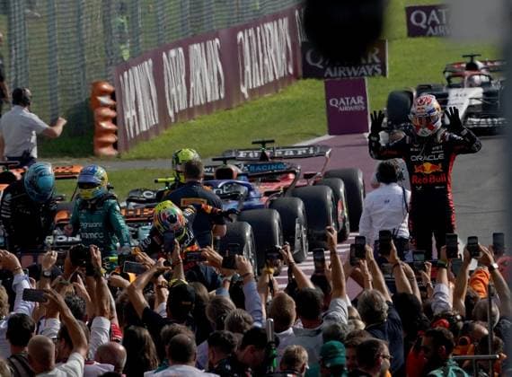 FORMULA 1 PIRELLI GRAN PREMIO D ITALIA 2023 03.09.2023, Autodromo Nazionale di Monza, Monza, FORMULA 1 PIRELLI GRAN PREMIO D ITALIA 2023 ,im Bild Sieger Max Verstappen (NLD), Oracle Red Bull Racing steht auf seinem Auto und zeigt mit seinen Fingern an, dass er 10 Siege in Folge geschafft hat.