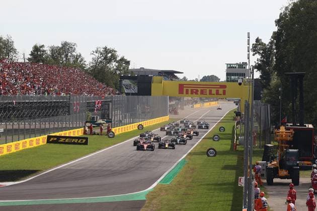 03.09.2023, Autodromo Nazionale di Monza, Monza, FORMULA 1 PIRELLI GRAN PREMIO D ITALIA 2023 ,im Bild Rennstart: Carlos Sainz Jr. (ESP), Scuderia Ferrari, Max Verstappen (NLD), Oracle Red Bull Racing, Charles Leclerc (MCO), Scuderia Ferrari, George Russell (GBR), Mercedes-AMG Petronas Formula One Team, Fernando Alonso (ESP), Aston Martin Aramco Cognizant Formula One Team, Lewis Hamilton (GBR), Mercedes-AMG Petronas Formula One Team, Oscar Piastri (AUS), McLaren F1 Team, Fernando Alonso (ESP), Aston Martin Aramco Cognizant Formula One Team, Nico Hülkenberg (DEU), Moneygram Haas F1 Team Monza Autodromo Nazionale di Monza Italien