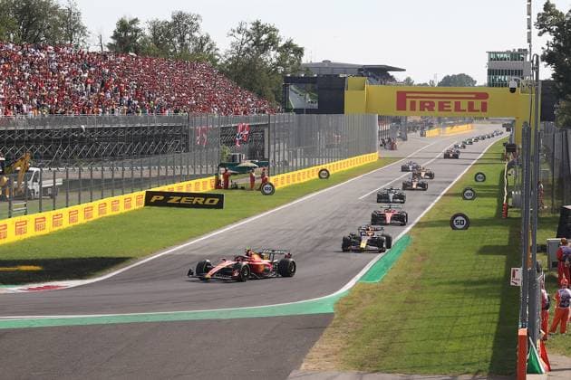 03.09.2023, Autodromo Nazionale di Monza, Monza, FORMULA 1 PIRELLI GRAN PREMIO D ITALIA 2023 ,im Bild Rennstart: Carlos Sainz Jr. (ESP), Scuderia Ferrari, Max Verstappen (NLD), Oracle Red Bull Racing, Charles Leclerc (MCO), Scuderia Ferrari, George Russell (GBR), Mercedes-AMG Petronas Formula One Team, Fernando Alonso (ESP), Aston Martin Aramco Cognizant Formula One Team, Lewis Hamilton (GBR), Mercedes-AMG Petronas Formula One Team, Oscar Piastri (AUS), McLaren F1 Team, Fernando Alonso (ESP), Aston Martin Aramco Cognizant Formula One Team, Nico Hülkenberg (DEU), Moneygram Haas F1 Team Monza Autodromo Nazionale di Monza Italien