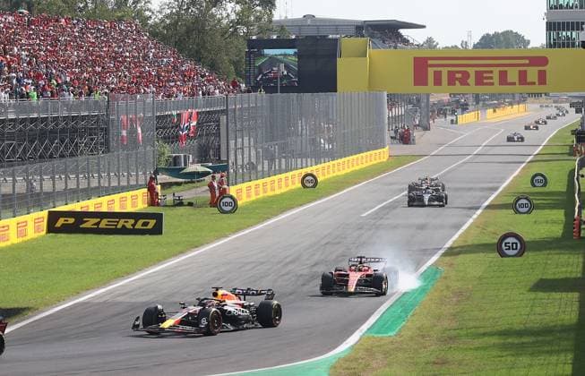 FORMULA 1 PIRELLI GRAN PREMIO D ITALIA 2023 03.09.2023, Autodromo Nazionale di Monza, Monza, FORMULA 1 PIRELLI GRAN PREMIO D ITALIA 2023 ,im Bild Max Verstappen (NLD), Oracle Red Bull Racing, Charles Leclerc (MCO), Scuderia Ferrari