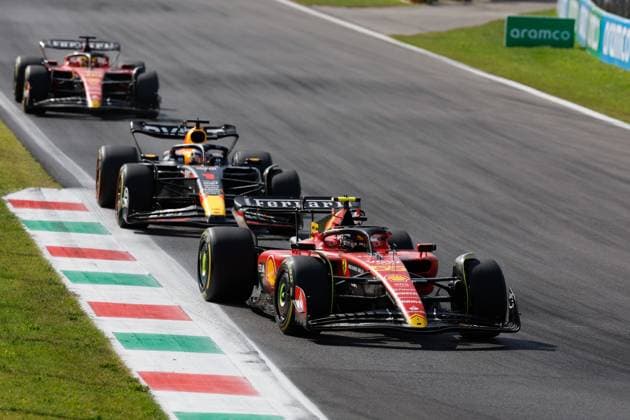 55 Carlos Sainz (ESP, Scuderia Ferrari), 1 Max Verstappen (NLD, Oracle Red Bull Racing), F1 Grand Prix of Italy at Autodromo Nazionale Monza on September 3, 2023 in Monza, Italy. (Photo by HOCH ZWEI) Monza Italy