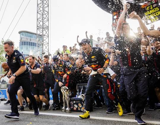MONZA - Christian Horner (Red Bull Racing), Max Verstappen (Red Bull Racing) and Sergio Perez (Red Bull Racing) during the traditional team photo after the Italian Grand Prix at the Autodromo Nazionale Monza circuit on September 3, 2023 in Monza , Italy. ANP SEM VAN DER WAL Race 2023 2024 xVIxANPxSportx xxANPxIVx 477158365 originalFilename: 477158365.jpg