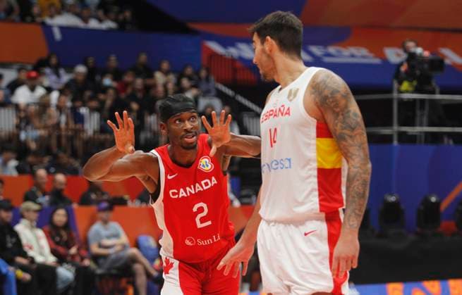 JAKARTA, INDONESIA SEPTEMBER 3: Canada™s Shai Gilgeous-Alexander (L) talking with Spain™s Willy Hernangomez (R) on Spain vs Canada game during 2023 FIBA Basketball World Cup in Jakarta, Indonesia on September 3, 2023. The 2023 FIBA Basketball World Cup held on August 25 until September 10, 2023 in Jakarta - Indonesia, Manila - Philipines dan Okinawa Japan. Photo by Yuli Seperi Panoramic BASKET BALL : Espagne vs Canada - FIBA Coupe du monde - Jakarta - 03 09 2023 YuliSeperi Panoramic 