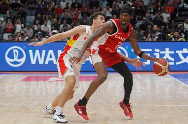 JAKARTA, INDONESIA SEPTEMBER 3: Canada™s Shai Gilgeous-Alexander dribbling a ball on Spain vs Canada game during 2023 FIBA Basketball World Cup in Jakarta, Indonesia on September 3, 2023. The 2023 FIBA Basketball World Cup held on August 25 until September 10, 2023 in Jakarta - Indonesia, Manila - Philipines dan Okinawa Japan. Photo by Yuli Seperi Panoramic BASKET BALL : Espagne vs Canada - FIBA Coupe du monde - Jakarta - 03 09 2023 YuliSeperi Panoramic 
