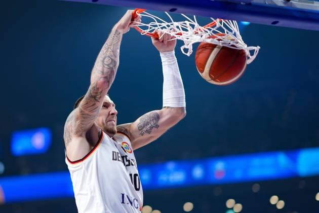 Bilder des Jahres 2023, Sport 09 September Sport Bilder des Tages (230903) -- OKINAWA, Sept. 3, 2023 -- Daniel Theis of Germany dunks during the second round match between Germany and Slovenia at the FIBA World Cup 2023 in Okinawa, Japan, Sept. 3, 2023. ) (SP)JAPAN-OKINAWA-BASKETBALL-FIBA WORLD CUP-SECOND ROUND-GER VS SLO ZhangxXiaoyu 