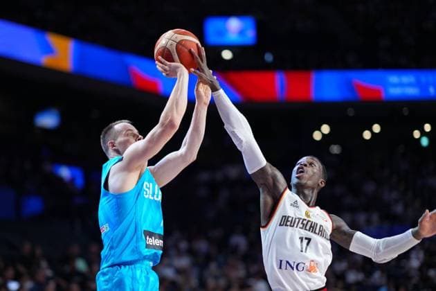 Sport Bilder des Tages (230903) -- OKINAWA, Sept. 3, 2023 -- Dennis Schroder (R) of Germany defends as Klemen Prepelic of Slovenia shoots during the second round match between Germany and Slovenia at the FIBA World Cup 2023 in Okinawa, Japan, Sept. 3, 2023. ) (SP)JAPAN-OKINAWA-BASKETBALL-FIBA WORLD CUP-SECOND ROUND-GER VS SLO ZhangxXiaoyu 