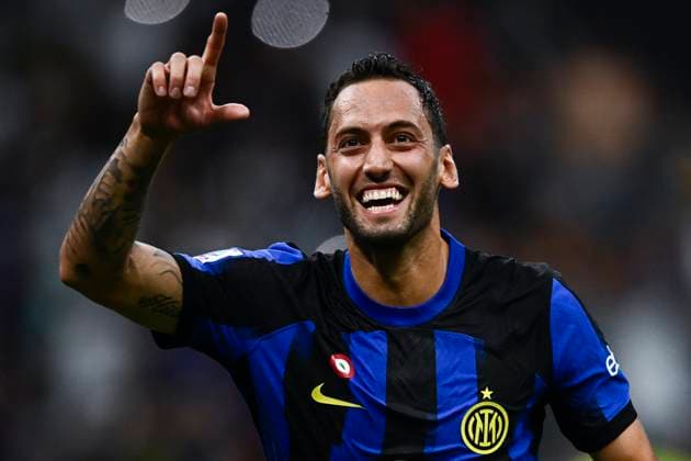 Sport Bilder des Tages FC Internazionale v ACF Fiorentina - Serie A Hakan Calhanoglu of FC Internazionale celebrates after scoring a goal during the Serie A football match between FC Internazionale and ACF Fiorentina. Milan Italy Copyright: xNicolòxCampox