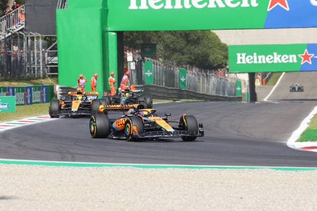 81 Oscar Piastri (AUS, Mclaren F1 Team, 81), 4 Lando Norris (GBR, Mclaren F1 Team, 04), 44 Lewis Hamilton (GBR, Mercedes AMG Petronas F1 Team, 44), Rennen, Grosser Preis von Italien, Motorsport, Formel 1, Saison 2023, 03.09.2023 ITA, Formel 1, Autodromo Nazionale Monza, 03.09.2023 Monza Copyright: xEibner-Pressefoto Grafx EP_AGF