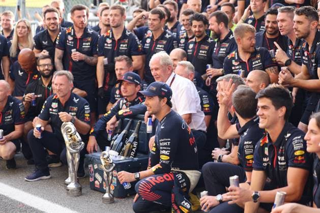 1 Max Verstappen (NDL, Oracle Red Bull Racing, 01), 11 Sergio Perez (MEX, Oracle Red Bull Racing, 11), Red Bull Feier, Post Race, Grosser Preis von Italien, Motorsport, Formel 1, Saison 2023, 03.09.2023 ITA, Formel 1, Autodromo Nazionale Monza, 03.09.2023 Monza Copyright: xEibner-Pressefoto Grafx EP_AGF