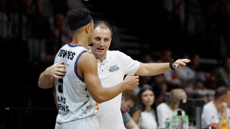 Bild v. li. Marques Townes (HAKRO Merlins Crailsheim) und Head-Coach Nikola Markovic (HAKRO Merlins Crailsheim), Unterhaltung, Besprechung 03.09.2023, EMS-Cup 2023, Finale: Wuerzburg Baskets - HAKRO Merlins Crailsheim, Deutschland, Nuernberg, Kia Metropol Arena. Copyright: HMBxMedia xHeikoxBecker