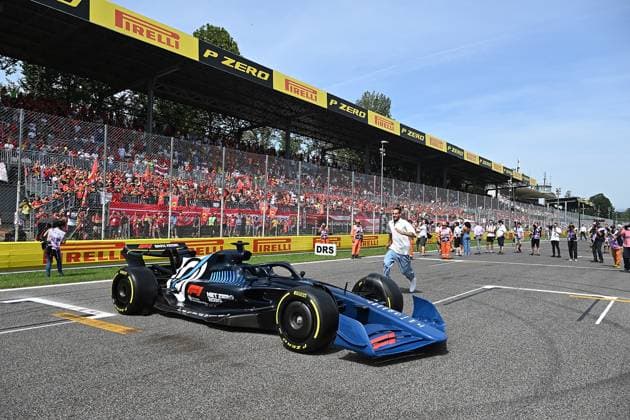 03.09.2023, Autodromo Nazionale di Monza, Monza, FORMULA 1 PIRELLI GRAN PREMIO D ITALIA 2023 ,im Bild Der italienische Hochspringer Gianmarco Tamberi springt über ein Formel 1 Auto. Monza Autodromo Nazionale di Monza Italien