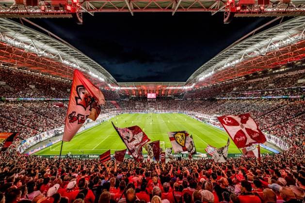 Leipzigs Fans jubeln dem Team zu. Fussball 1. Bundesliga, 2. Spieltag: RB Leipzig - VfB Stuttgart 5:1. 25. August 2023: Leipzig, Red Bull Arena. RB Leipzig - VfB Stuttgart 5:1