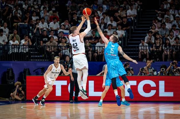 Basketball Okinawa 03.09.2023 FIBA Basketball World Cup 2023 Weltmeisterschaft der Männer Runde 2 Deutschland (GER) - Slowenien (SLO) Andreas Obst (Deutschland, No.42) GREGOR HROVAT (Slowenien, No.15)