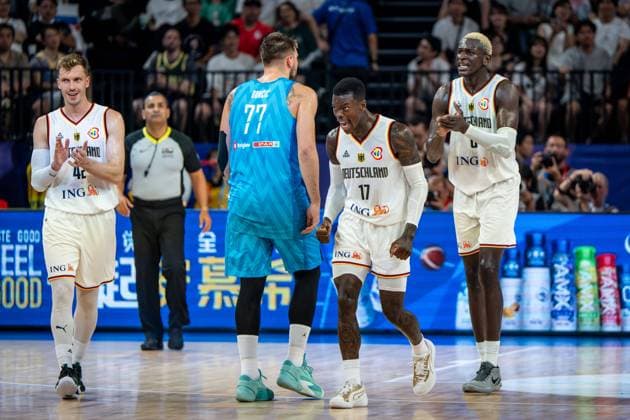 Basketball Okinawa 03.09.2023 FIBA Basketball World Cup 2023 Weltmeisterschaft der Männer Runde 2 Deutschland (GER) - Slowenien (SLO) Jubel Dennis Schröder Schroeder (Deutschland, No.17) Schröder Schroder Isaac Bonga (Deutschland, No.00) Andreas Obst (Deutschland, No.42) LUKA DONCIC (Slowenien, No.77)