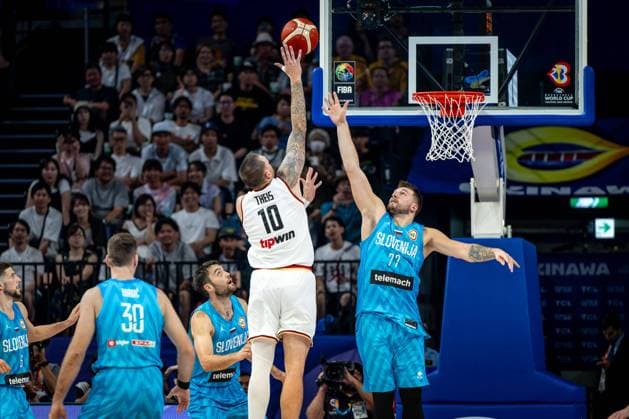 Basketball Okinawa 03.09.2023 FIBA Basketball World Cup 2023 Weltmeisterschaft der Männer Runde 2 Deutschland (GER) - Slowenien (SLO) Daniel Theis (Deutschland, No.10) LUKA DONCIC (Slowenien, No.77)