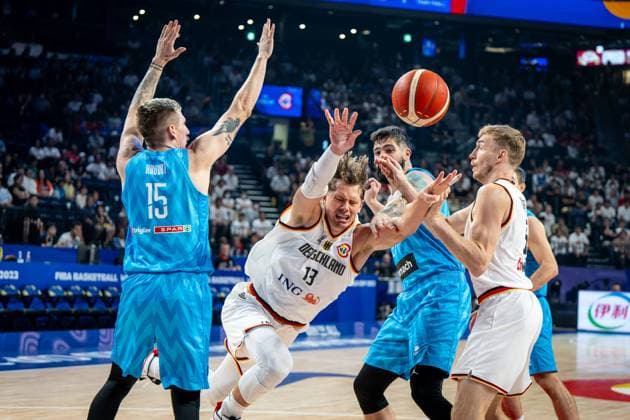 Basketball Okinawa 03.09.2023 FIBA Basketball World Cup 2023 Weltmeisterschaft der Männer Runde 2 Deutschland (GER) - Slowenien (SLO) Moritz Wagner (Deutschland, No.13) GREGOR HROVAT (Slowenien, No.15) ZIGA DIMEC (Slowenien, No.27) Nils Giffey (Deutschland, No.05)