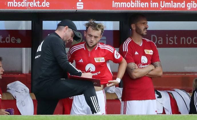 Co Trainer Sebastian Bönig redet mit Benedict Hollerbach vor Einwechselung, Leonardo Bonucci Fußball Fussball Bundesliga Herren DFL 3. Spieltag Saison 2023 2024 03.09.2023 1.FC Union Berlin FCU vs. RB Leipzig RBL DFL regulations prohibit any use of photographs as image sequences and or quasi-video.
