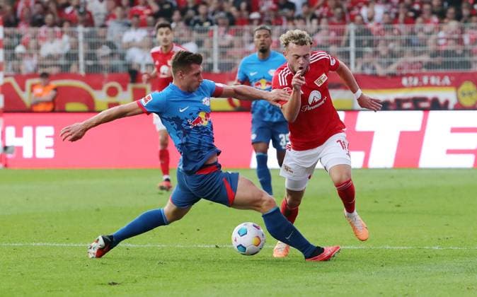 Willi Orban, Benedict Hollerbach Zweikampf Spielszene Aktion Fußball Fussball Bundesliga Herren DFL 3. Spieltag Saison 2023 2024 03.09.2023 1.FC Union Berlin FCU vs. RB Leipzig RBL DFL regulations prohibit any use of photographs as image sequences and or quasi-video.