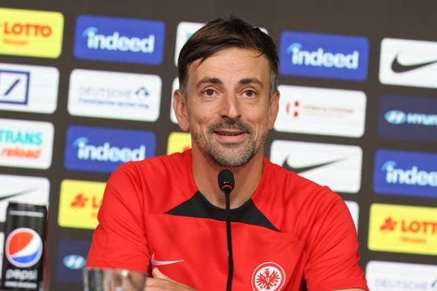 Sport Bilder des Tages Niko Arnautis (Trainer Eintracht Frankfurt Frauen), Pressekonferenz vor dem Halbfinalspiel des UWCL-Miniturniers gegen den 1. FC Slovacko GER, Fussball, Eintracht Frankfurt, Spielzeit 2023 2024, 04.09.2023 , Pressekonferenz vor dem Halbfinalspiel des UWCL-Miniturniers gegen den 1. FC Slovacko GER, Fussball, Eintracht Frankfurt, Spielzeit 2023 2024, 04.09.2023 Frankfurt Copyright: xEibner-Pressefoto UlrichxScherbaumx EP_USM
