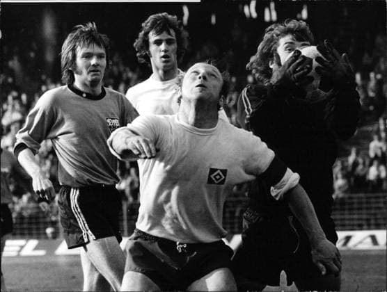 Hamburger Sv vs. Vfb Stuttgart Uwe Seeler, Egon Coordes, Gerhard Heinze Zum letzten Mal stand Uwe Seeler für den HSV im Mittelpunkt des Geschehens Bockiert von Coordes und Heinze bleibt ihm auf unserem Bild allerdings das, Copyright: UnitedxArchivesxSvenxSimon Nur redaktionelle Nutzung. Editorial usage only. UnitedArchivesIMS_3456431F EDITORIAL USE ONLY 0160253961