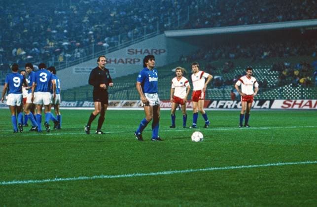 Archivbilder der Woche SPORT KW36 Diego Maradona, berühmter argentinischer Fußballspieler, Fußball Idol und Fußball Ikone, spielt im Mittelfeld für SSC Neapel tritt zum Elfmeter an im Freundschaftsspiel beim Hamburger SV, Deutschland Hamburg 1987. Copyright: HartwigxValdmanis Nur redaktionelle Nutzung. Editorial usage only. VAL_720000975 0247141133