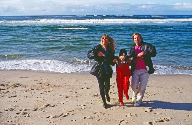 Archivbilder der Woche SPORT KW36 Günter Netzer Fußballspieler Günter Netzer mit Ehefrau Elvira und Tochter Alana am Strand der Insel Sylt, Deutschland 1993. German football player Guenter Netzer with his wife Elvira and daughter Alana at the beach of Sylt island, Germany 1993. Copyright: WolfgangxKühn UnitedArchives101745 0090883796