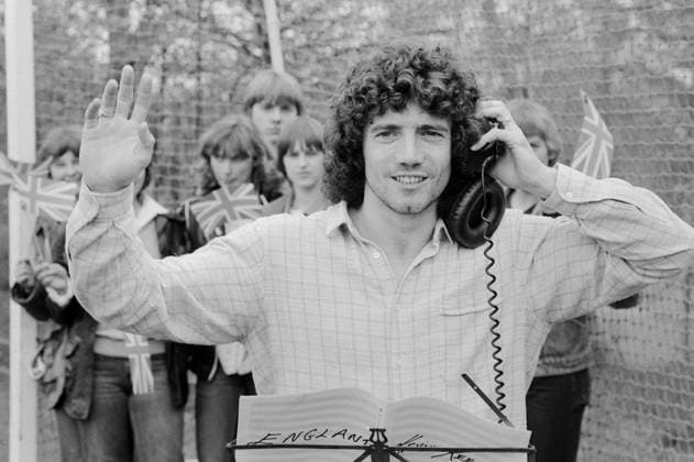 Kevin Keegan Kevin Keegan, britischer Fußballspieler, singt seine Single England ein, Deutschland 1980. British football player Kevin Keegan, singing his 45 single England , Germany 1980., Hamburg Hamburg Deutschland Copyright: HelmutxReiss UnitedArchives832000215 EDITORIAL USE ONLY 0101720180
