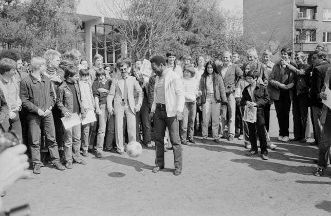 Pele Pele, brasilianischer Fußballspieler, trifft Fans und zeigt Tricks mit dem Ball in Hamburg, Deutschland 1981. Brazilian football player Pele meets fans and shows some tricks with the ball at Hamburg, Germany 1981., Hamburg Hamburg Deutschland Copyright: HelmutxReiss UnitedArchives832000718 EDITORIAL USE ONLY 0101720748