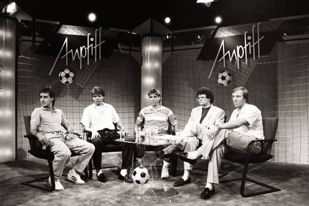 RTL Anpfiff - Folge 1 23.07.1988 - Dier erste Runde RTL Anpfiff mit: Pierre Littbarski, Andreas Möller, Uwe Kamps, Moderator Ulli Potofski und Günter Netzer., Köln Nordrhein-Westfalen Deutschland *** RTL kick-off episode 1 23 07 1988 The first round RTL kick-off with Pierre Littbarski, Andreas Möller, Uwe Kamps, presenter Ulli Potofski and Günter Netzer, Cologne North Rhine-Westphalia Germany Copyright: ZIKxImages UnitedArchivesAC154 EDITORIAL USE ONLY 0102030768
