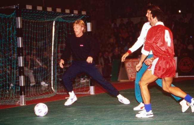 Tore-Meinecke-Tennis-Gala Tennis Gala zugunsten der Tore-Meinecke-Stiftung auf dem Rothebaum in Hamburg, Deutschland 1990, Gaststar: Boris Becker beim Fußball, Hamburg-Rothenbaum Hamburg Deutschland *** Tore Meinecke Tennis Gala Tennis Gala for the benefit of the Tore Meinecke Foundation on the Rothebaum in Hamburg, Germany 1990, guest star Boris Becker playing football, Hamburg Rothenbaum Hamburg Germany Copyright: FrankxHempel Nur redaktionelle Nutzung. Editorial usage only. UnitedArchives45301187_02 EDITORIAL USE ONLY 0109435738