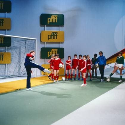 Pfiff Pfiff, Sportsendung für Kinder, Deutschland 1977 - 1994, 100. Sendung vom März 1982, mit dabei: Karl Heinz Rummenigge trainiert mit Jugendkickern, Deutschland , Deutschland Copyright: FredxLindinger Nur redaktionelle Nutzung. Editorial usage only. LIN_7602000545 UnitedArchives EDITORIAL USE ONLY 0198709128