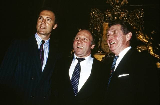 Archivbilder der Woche SPORT KW36 Berühmte Fußballspieler Franz Beckenbauer, Uwe Seeler und Fritz Walter bei einer Abendveranstaltung in Hamburg, Deutschland um 1993. Copyright: HartwigxValdmanis Nur redaktionelle Nutzung. Editorial usage only. VAL_720000897 0247140937