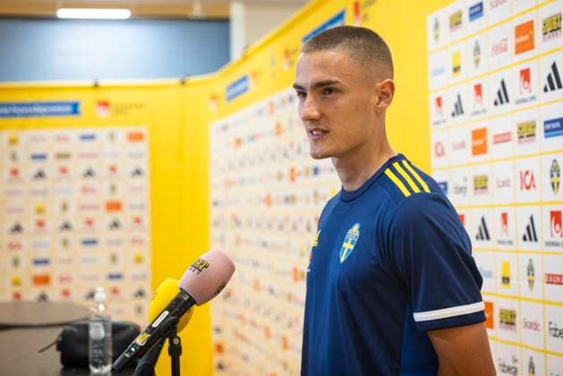 230905 Gustaf Lagerbielke of Sweden in the mixed zone after a training session on September 5, 2023 in Stockholm. Photo: Michael Campanella BILDBYRAN COP 313 MC0063 fotboll football soccer fotball em-kval kval UEFA EURO, EM, Europameisterschaft,Fussball Qualifier, EM, Europameisterschaft qualifier träning practice training sverige sweden sverige a bbeng Copyright: MICHAELxCAMPANELLA BB230905MC063