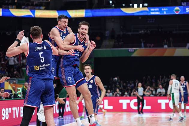Sport Bilder des Tages (230905) -- MANILA, Sept. 5, 2023 -- Filip Petrusev (top R) of Serbia celebrates with teammate Aleksa Avramovic (C) during the quarterfinal between Lithuania and Serbia at the 2023 FIBA World Cup in Manila, the Philippines, Sept. 5, 2023. ) (SP)PHILIPPINES-MANILA-BASKETBALL-FIBA WORLD CUP-QUARTERFINAL-LTU VS SRB WuxZhuang 