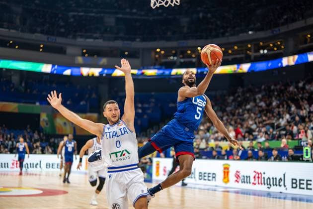 Sport Themen der Woche KW36 Sport Bilder des Tages Basketball Manila Pasay 05.09.2023 FIBA Basketball World Cup 2023 Weltmeisterschaft der Männer Viertelfinale Italien (ITA) - Vereinigte Staaten von Amerika (USA) MIKAL BRIDGES (USA, No.05) Marco Spissu (Italien, No.00) *** Basketball Manila Pasay 05 09 2023 FIBA Basketball World Cup 2023 Mens World Cup Quarterfinals Italy ITA United States of America USA MIKAL BRIDGES USA, No 05 Marco Spissu Italy, No 00