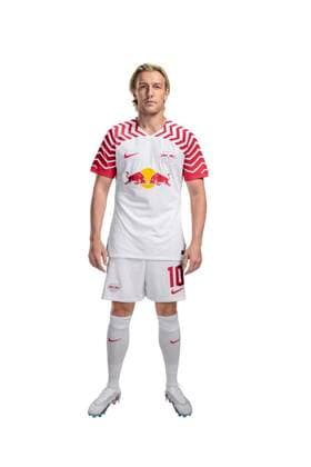 Achtung: Redaktionelle Nutzung honorarfrei - Attention: Free of charge for editorial use - Emil Forsberg RB Leipzig Porträttermin Saison 2023 2024, Herren, 1.BL, RB Leipzig, Porträt, Vorstellung, Präsentation, Pressetermin, Fußball, GER, RedBull, Red Bull, RBL; Shooting, Studio, Studioshooting, Freisteller, xptt