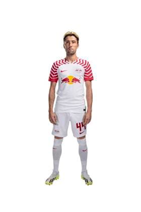 Achtung: Redaktionelle Nutzung honorarfrei - Attention: Free of charge for editorial use - Kevin Kampl RB Leipzig Porträttermin Saison 2023 2024, Herren, 1.BL, RB Leipzig, Porträt, Vorstellung, Präsentation, Pressetermin, Fußball, GER, RedBull, Red Bull, RBL; Shooting, Studio, Studioshooting, Freisteller, xptt