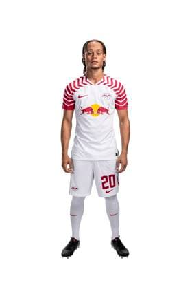 Achtung: Redaktionelle Nutzung honorarfrei - Attention: Free of charge for editorial use - Xavi Simons RB Leipzig Porträttermin Saison 2023 2024, Herren, 1.BL, RB Leipzig, Porträt, Vorstellung, Präsentation, Pressetermin, Fußball, GER, RedBull, Red Bull, RBL; Shooting, Studio, Studioshooting, Freisteller, xptt