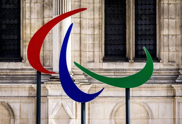 PARIS - The Paralympic Games logo is displayed next to the Olympic rings in front of the HÃ tel de ville de Paris, Paris city hall, in the run-up to the 2024 Olympic Games, Olympische Spiele, Olympia, OS in Paris. ANP REMKO DE WAAL xVIxANPxSportx xxANPxIVx 477415972 originalFilename: 477415972.jpg