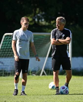 05.09.2023, Fussball, Herren, 2. Bundesliga, Saison 2023 2024, Training SV 07 Elversberg, Robin Fellhauer (SV 07 Elversberg) im Gespräch mit Trainer Horst Steffen (SV 07 Elversberg) St. Ingbert Mühlwaldstadion Saarland Deutschland (DE)