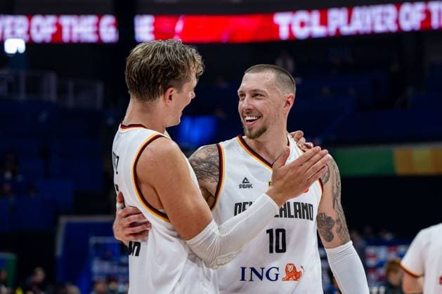 Basketball Manila Pasay 06.09.2023 FIBA Basketball World Cup 2023 Weltmeisterschaft der Männer Viertelfinale Deutschland (GER) - Lettland (LAT) Jubel Deutschland Daniel Theis (Deutschland, No.10) Moritz Wagner (Deutschland, No.13)