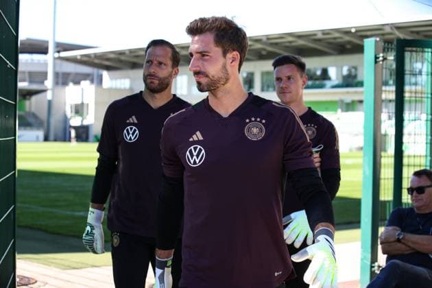 Kevin Trapp (M.,Deutschland) mit Marc-AndrŽ ter Stegen (r.,Deutschland) und Oliver Baumann (Deutschland) - Training Nationalmannschaft Deutschland hinter der AOK Arena in Wolfsburg - Fussball,Deutschland,06.09.2023